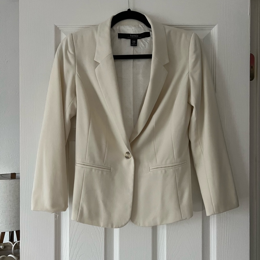 Kenzie, cream blazer in size XS only worn a couple of times